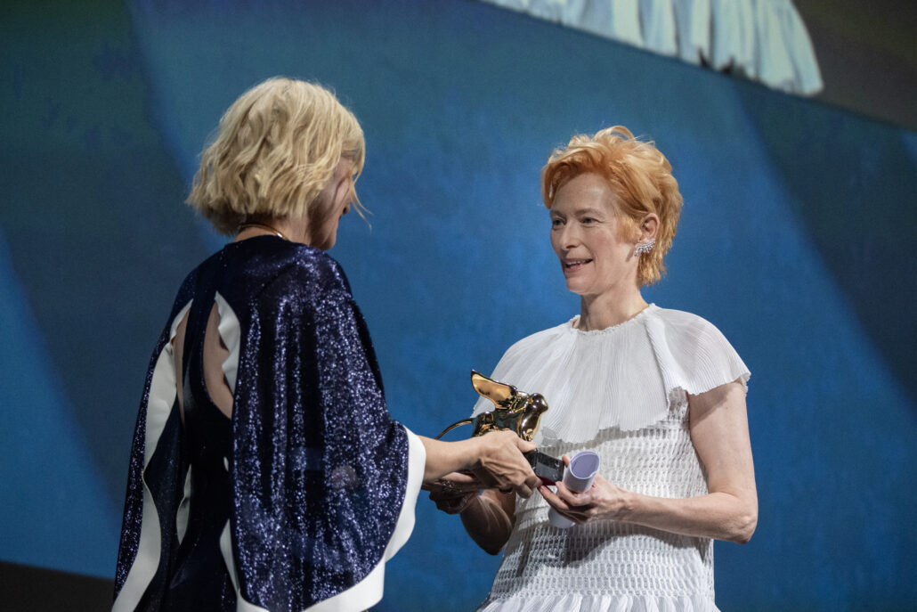 AWARD CEREMONY TILDA SWINTON 1 Credits La Biennale di Venezia Foto ASAC photo by Jacopo Salvi 1