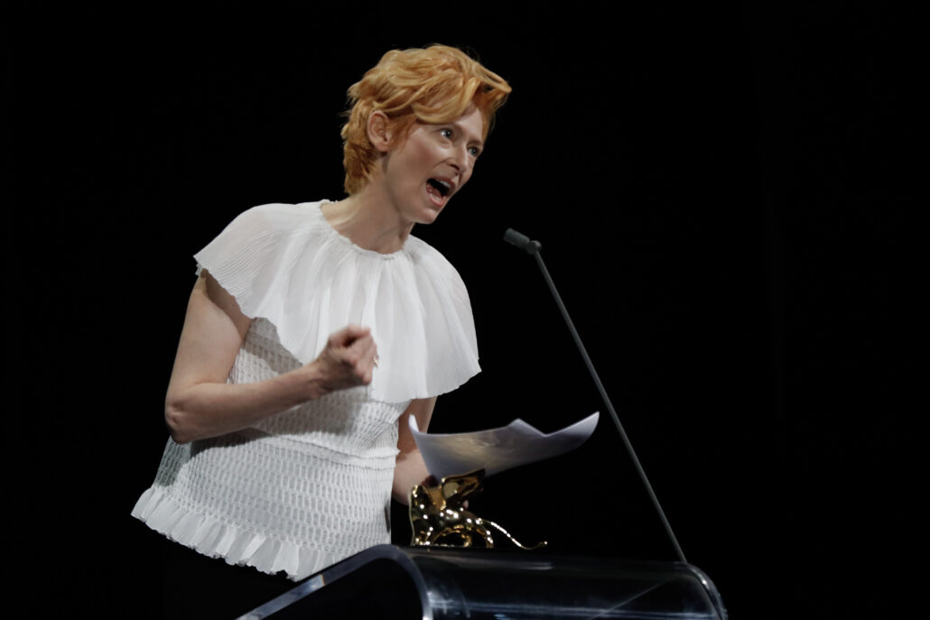 AWARD CEREMONY TILDA SWINTON 2 Credits La Biennale di Venezia Foto ASAC photo by Jacopo Salvi 1