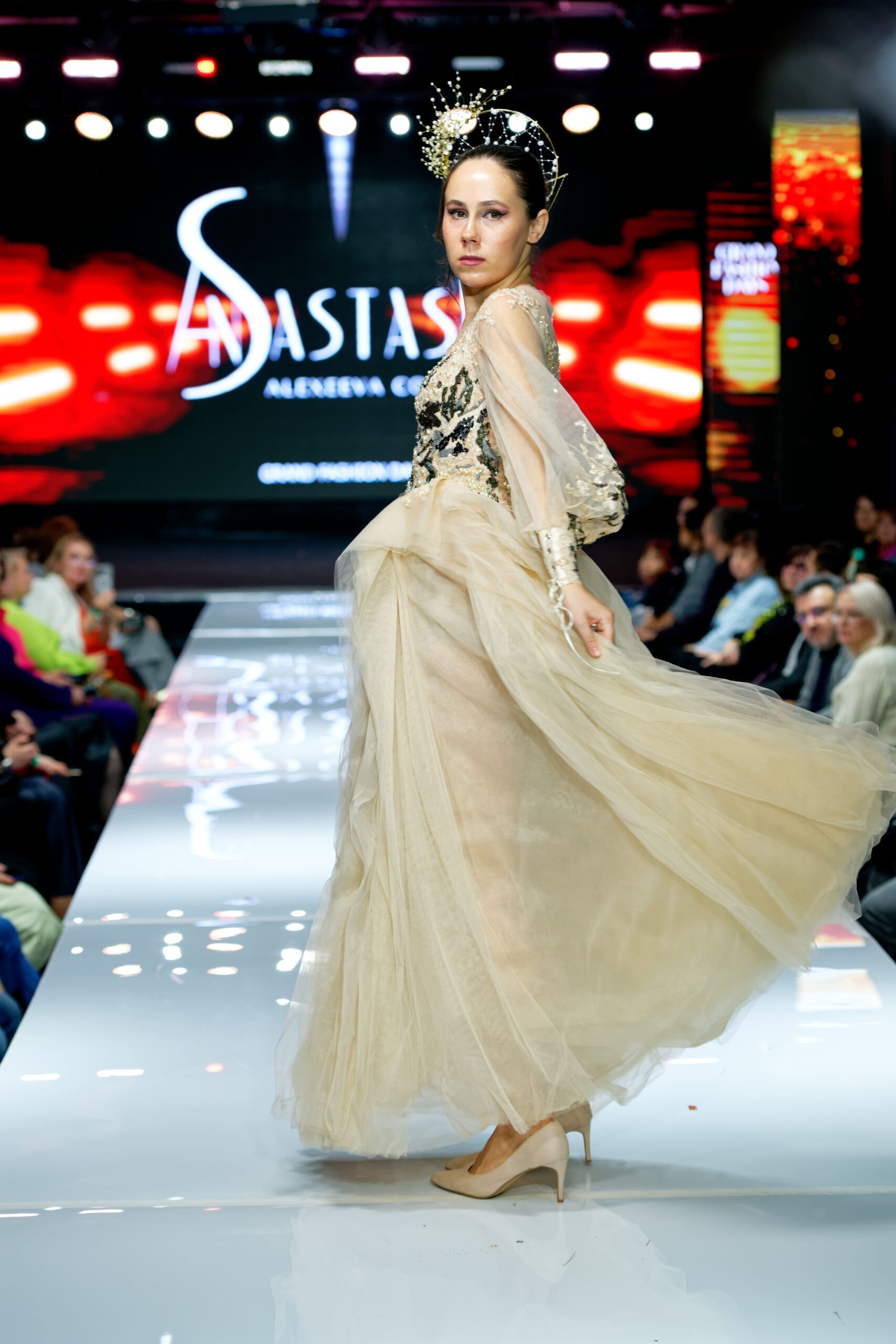 Гала-показы Grand fashion days-2024 под руководством Надин Дробиной прошли в Москве 5 анастасия алексеева кутюр 2246 min scaled