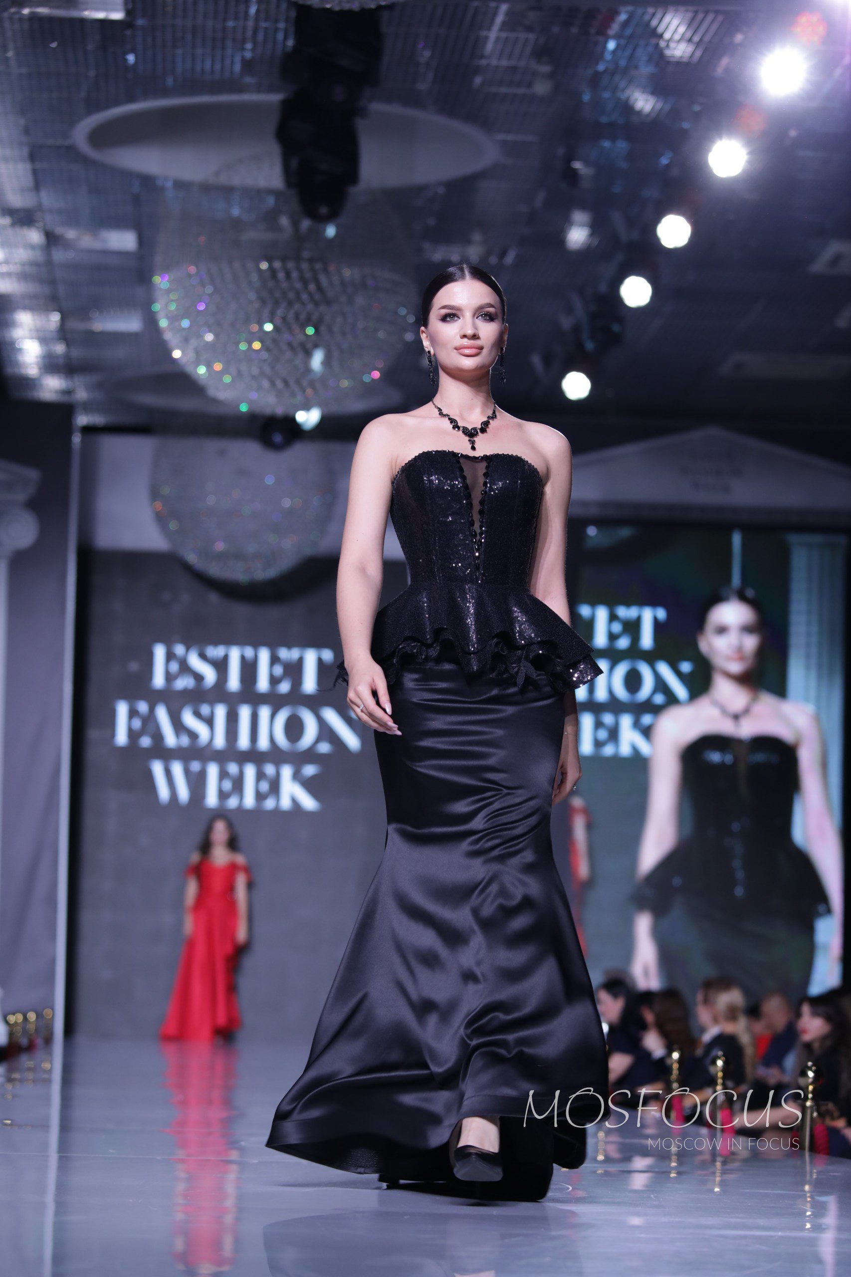 Черно-красная коллекция Углицких на Неделе моды Эстет 14 модель углицких